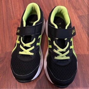 Boys ASICS Size 2